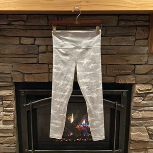 Athleta S elation camo 7/8 tight never worn -box 6